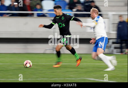 Budapest, Hongrie. 13 Oct, 2016. Bilel Aoucheria (L) de feuilles de CP Sport Patrik pauvres (R) de la MTK Budapest derrière pendant le stade match d'ouverture entre MTK Budapest et Sporting CP à Nandor Hidegkuti Stadium le 13 octobre 2016 à Budapest, Hongrie. Credit : Laszlo Szirtesi/Alamy Live News Banque D'Images