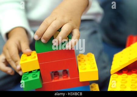 Les composants, les mains de l'enfant, garçon, détail, mains, 3 ans,  enfant, nourrisson, chambre enfants, jouer, construire, jeu, dominos, Lego,  jouets, de la construction, de l'activité, de la maternelle à la maison