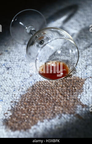 Wineglass, bascule, vin rouge, blotch, tapis, moquette, du vin, de l'embout, la consommation d'alcool, verre, tombées, tache de vin, vin, dirtily blotch, malchance, photographie de produits, still life Banque D'Images