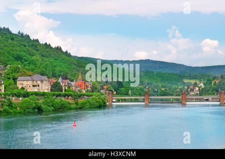 Panorama de la ville et le pont sur la rivière. La ville, située au pied des montagnes dans la zone forestière Banque D'Images