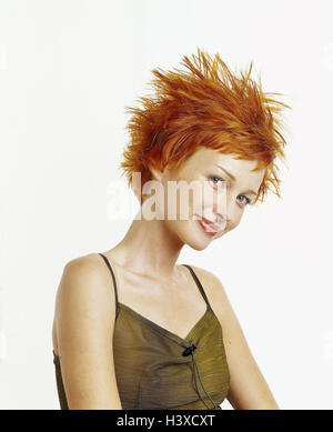 Femme, jeune, rousse, malicieusement, malicieusement, portrait, femme, studio, découpe, de la jeunesse, de l'habilement, bien sûr, avec esprit, de naturel, sourire, voir l'appareil photo, cheveux courts coiffure, la mode, la mode, Banque D'Images