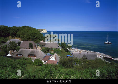 L'île de Rügen, Allemagne, Vitt, vue sur le village, la mer, catamaran, Europe, Nordostdeutschland, Schleswig-Holstein, île Baltique, mer Baltique, village, village de pêcheurs, les maisons, généralement, les toits, l'ERIU, toits de chaume, littoral, lieu côtier, boot, Banque D'Images