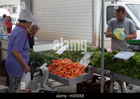 Deux femmes locales d'acheter des légumes au marché hebdomadaire (le mercredi) à Nea Moudania, Grèce, Macédoine, Halkidiki Banque D'Images