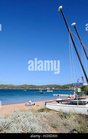 Un catamaran Hobie sur la plage, plage de Maora, Santa Amanza Bonifacio, Corse Banque D'Images