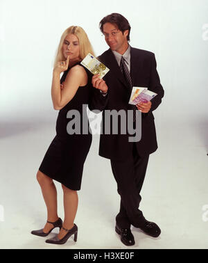 Couple, homme, euro, billets de banque, attente, femme, geste, réfléchie, cheveux, blond, noir, robe, costume, lunettes, billet de banque, billet de banque, l'argent, donner, donner, payer, à l'intérieur, studio, cut out Banque D'Images