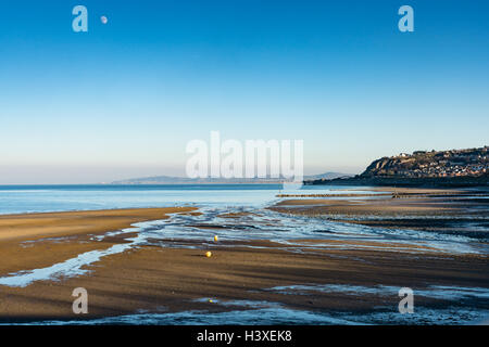 Courants de marée sur la plage de Colwyn Bay à la recherche le long de la côte en direction de Muro Banque D'Images