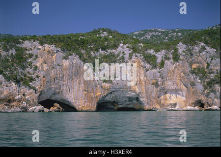 Italie, Sardaigne, province de Nuoro, Golfo Tu Orosei, Grotta del Bue Marino, rochers, d'accès, de Sea Island, la mer Méditerranée, Sardaigne, côte est, côte, côte de la bile, une grotte, une grotte calcaire, fosse, allée, entrée, point d'intérêt, destination, Grotta Bue Marino Banque D'Images