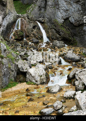 Chutes d'eau à Gordale Scar près de Malham Yorkshire Dales England Banque D'Images