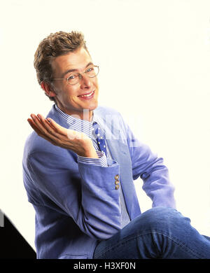 L'homme, jeunes, poursuite, verres, geste, le calme, il y a sourire Hommes, studio, cut out, gestionnaire, affaires, vêtements, bleu, cool, calmement et avec confiance, l'apathie, l'apathetically, unsuspectingly, ignorance Banque D'Images