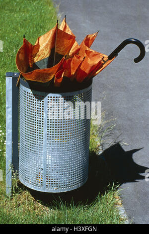 Route, corbeille à papier, écran d'affichage, cassée, à l'extérieur, poubelles, photographie de produits, toujours la vie, corbeille, parasol Banque D'Images