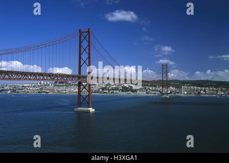 Portugal, Lisbonne, Tejo, pont, Ponte 25 de Abril, Lisbonne, capitale, Port, rivière, le Rio Tejo, Tajo, Tejobrücke, pont suspendu, Ponte Salazar, longueur 2278 m, le trafic mondial, Banque D'Images