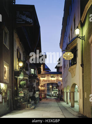 Autriche, Tyrol, Kufstein, Vieille Ville, cour romaine lane, 'Auracher Löchl', 'Batzenhäusl', l'humeur du soir, Unterinntal lane, terrasse, bar, gastronomie, élégance dance Batzenhäusl, un bar à vins, peinture, peinture de façade, la conservation des monuments et lieux historiques buildi Banque D'Images