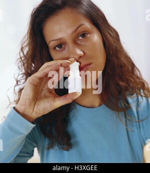 Femme, spray nasal, portrait, fille, jeune, poil long, malade, maladie, médicaments, drogues, médecine, médicament, médicament, gerbe, nez, spray, la maladie, le froid, le traitement Banque D'Images