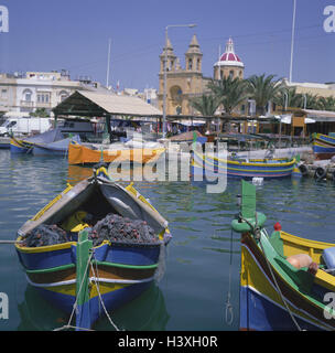 Malte, Marsaxlokk, vue sur la ville, l'église, port, bateaux de pêche, île de l'état, island, île de la Méditerranée, la mer Méditerranée, la ville, le port de pêche, port de pêche, bottes, église paroissiale, "de notre chère Mme von Pompei' Banque D'Images