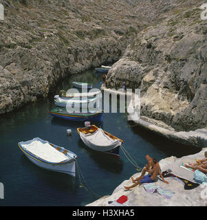 Malte, côte sud, la Grotte Bleue, fjord, bottes, touristes, île de l'état, l'île, la mer Méditerranée, mer, île de la Méditerranée, la baie, côte, côte escarpée, la côte, les falaises rocheuses, falaises, nature, bateaux de pêche, 'luzzus', du tourisme, de l'endroit d'intérêt, Grotte Bleue Banque D'Images