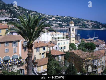 France, Côte d'Azur, Villefranche sur Mer, Vieille Ville, vue d'Azur, de la ville, vue sur la ville, Villifranche, maisons résidentielles, les maisons, les bâtiments, l'église, la mer, le port, bottes, palm, Banque D'Images
