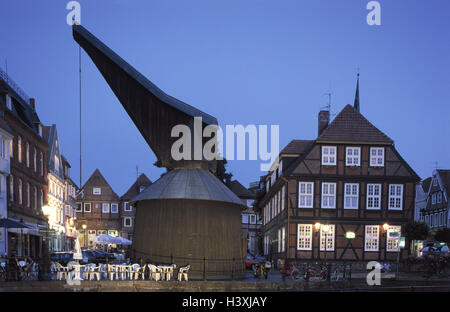 Allemagne, Basse-Saxe, Stade, centre-ville, grue de bois, le soir, à l'extérieur, la ville, le centre-ville, l'espace, le marché aux poissons dans le vieux port, le marché, la vieille ville, grue, monument, reconstruit en 1977 Banque D'Images