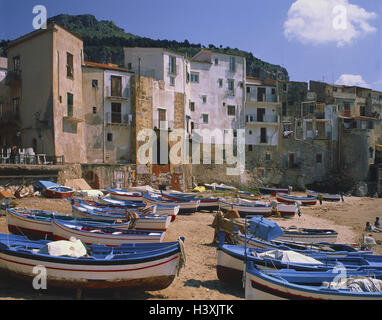 L'Italie, la Sicile, Cefalù, vieille ville, l'Europe, plage, bottes, bleu, maisons, ciel nuageux, à l'extérieur Banque D'Images