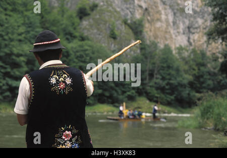 La Slovaquie, les Hautes Tatras, Dunajec, voyages radeau, draveurs, vue de dos, l'Europe, la République de Slovaquie, rivière, eaux, affluent le morello, au nord-est de la Pologne, la marge, le tourisme, les touristes, des radeaux, de voyage de radeau, deux fleuves, bateau, excursion, jo Banque D'Images