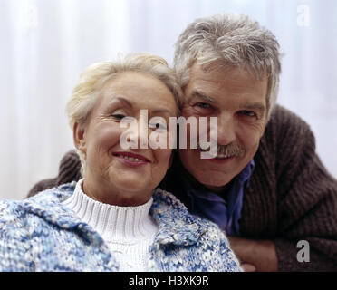 Couple, heureux, portrait, intérieur, à la maison, couple, personnes âgées, senior, senior, vieux, tombe amoureux, l'amour, l'affection, de joie, de gaieté, de vieillesse, d'ensemble, l'un après l'autre Banque D'Images