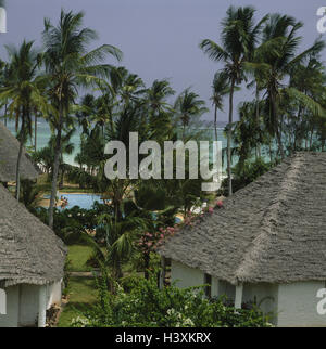 L'île de Zanzibar, Tanzanie, Kiwenga, caribou club', 'Installation de l'hôtel, de la plage, des palmiers, de l'Afrique de l'Est, plage, tourisme, vacances, vacances, vacances, chalet d'été, cabane, ciel bleu, à l'extérieur Banque D'Images