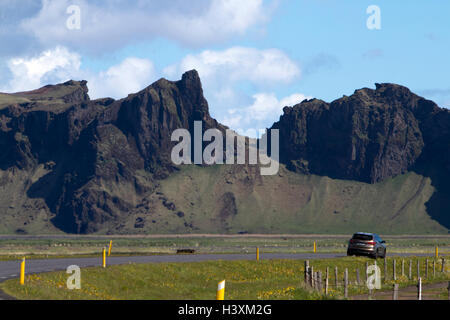 Conduite le long de la rocade Hringvegur dans le sud de l'islande Banque D'Images