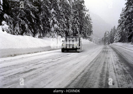 Winters, autoroute fédérale, la circulation, la route couverte de neige, d'un véhicule utilitaire sport mark rendre méconnaissable, rue d'hiver, le trafic, les relations de l'hiver, rue, la circulation automobile, voiture, voiture voyageurs Banque D'Images