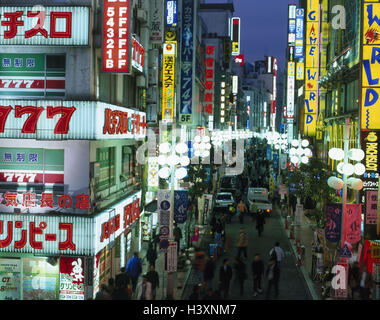 Japon, Tokyo, Shinjuku, scène de rue, nuit, en Asie, Tokyo, Honshu, capital, Shinjuku-ku, rue, trafic, grands immeubles, Geschäftsstra0e, enseignes lumineuses, néons Banque D'Images