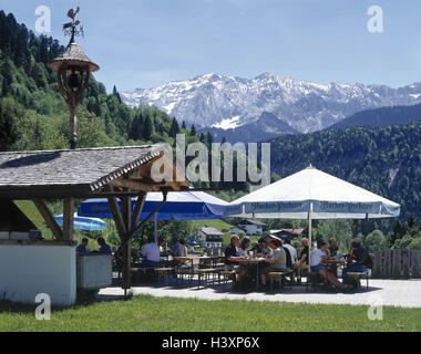 L'Allemagne, la Haute-Bavière, Garmisch-Partenkirchen, grass corner, mountain inn 'Forester's house', un café en plein air, l'Europe, de Bavière, de district, de Werdenfels, restaurant, terrasse de restaurant, les invités, les Wanderers, vacances, loisirs, voyages, destination vacances, gastronomie, montagne, paysage de montagnes de Wetterstein, météo, pierre, Alpes, Alpes de chaux, Summers, le modèle ne libération Banque D'Images