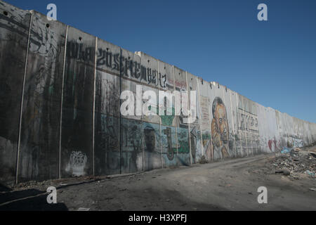 Vue du mur de séparation près du point de contrôle de Qalandya à la rive ouest de la Palestine. À partir d'une série de photos commission Banque D'Images