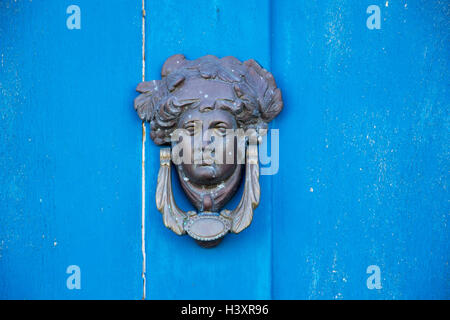 Heurtoir de porte bleue Banque D'Images