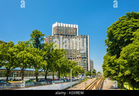 Avis de Collini Centre et la ligne de tramway sur le remblai de Mannheim - Allemagne Banque D'Images