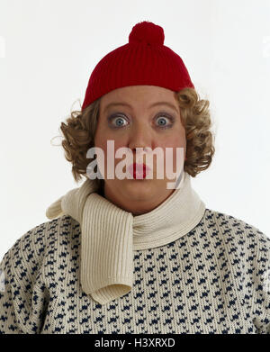 Femme, moyenne vieille personne, dodus, blonde, boucles, poodle's cap, pull en laine, écharpe, jouer, baiser la bouche du visage, portrait, des poids lourds, cut out, studio, abondamment, le surpoids, la graisse, l'étonnement, la surprise, l'étonne, surprises, dans l'étonnement, Kiss, Kiss, cap, rouge, pu Banque D'Images