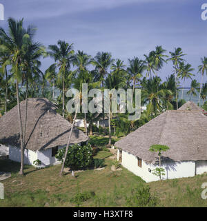 L'île de Zanzibar, Tanzanie, Kiwenga, caribou club', 'Installation de l'hôtel, de la plage, des palmiers, de l'Afrique de l'Est, plage, tourisme, vacances, vacances, vacances, chalet d'été, hut Banque D'Images