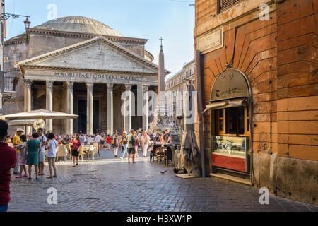 Rome, Italie - 22 août 2015 : les gens qui marchent dans la rue, la façon dont le Panthéon Le Panthéon à l'église Banque D'Images