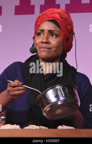 Nadiya Hussain, le Grand Gagnant 2015 de la cuire au four,hors,Démonstration le gâteau& Bake Show, Excel, Londres UK 09.10.2016 Banque D'Images