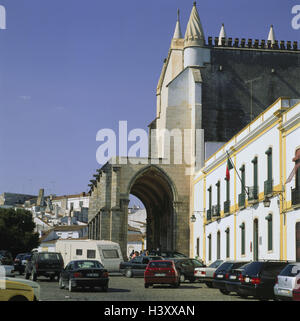 Portugal, Evora, l'église Igreja Real de São Francisco, du district, de l'Alentejo, 15 cent., la structure, l'architecture, la place d'intérêt, cathédrale, église, rue, voitures, à l'extérieur Banque D'Images