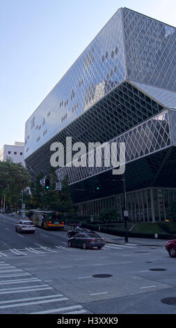 SEATTLE, Washington State, USA - 10 octobre 2014 : Bibliothèque publique dans le centre-ville a été conçu par Rem Koolhaas et Joshua Prince-Ramus. Banque D'Images