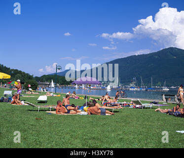 L'Autriche, Haute Autriche, Traunsee, Gmunden, plage, baigneurs, Salzkammergut, paysage, lac, prairie, pelouse, temps de loisirs, l'été, le repos, les loisirs, l'énergie solaire à l'extérieur, baignoire Banque D'Images