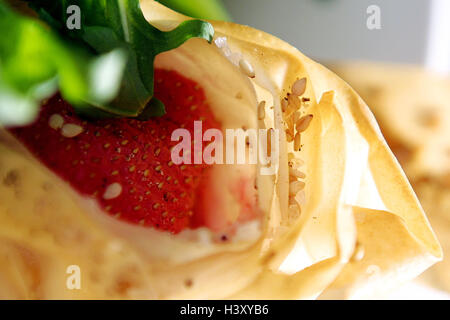 Filloteig, dessert, fraise, sésame, still life, dessert, doux, faire cuire la pâte, colis, fraises, centre sesame poinçons, détail, près de Banque D'Images