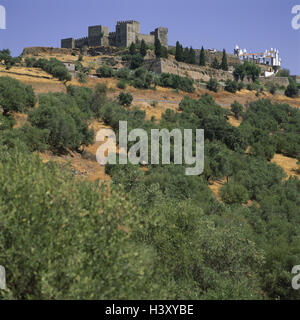 Le Portugal, l'Alentejo, Monsaraz, Castelo del sur le droit Denis, Igreja Matriz, village de montagne, de la structure, montagne, village, vue, gothique, le ciel bleu, à l'extérieur Banque D'Images