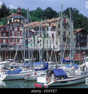 France, Aquitaine-Poitou, Saint-Jean-de-Luz, port de pêche, l'Europe, les provinces basques, l'Atlantique, de l'Atlantique, port, bateaux de pêche, bottes, de navires, de l'économie, de la pêche, vue locale, à l'extérieur Banque D'Images