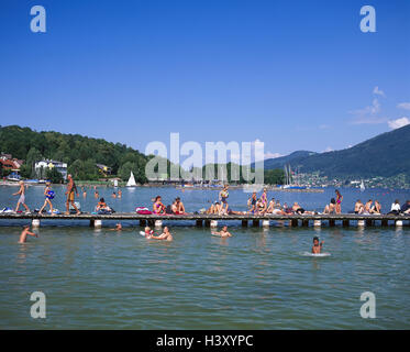 L'Autriche, Haute Autriche, Traunsee, Gmunden, beach, jetée en bois, baigneurs Salzkammergut, paysage, lac, pont, les loisirs, l'été, le repos, les loisirs, l'énergie solaire à l'extérieur, baignoire Banque D'Images