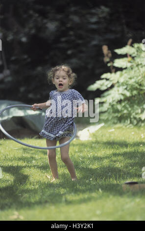 Jardin, fille, fondu, Hula Hoop pneumatiques, jouer, à l'extérieur, vacances, loisirs, enfance, enfant, nourrisson, 3 ans, jeu, hula Hopp tire, Hula-Hoop, Hula-Hopp, motion, compétence, rapidité, plaisir, fun, humeur, positivement, l'été Banque D'Images