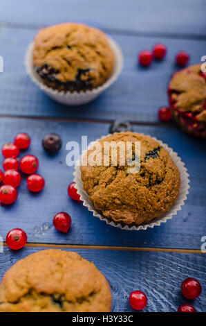 Muffin maison faite à partir de farine de seigle avec le velours rouge et les bleuets Banque D'Images