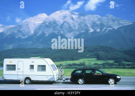 Country Road, voiture, caravane, été, paysages de montagne, rue, trafic, trafic, excursion, vacances, voyage, voiture, Ford Mondeo, résidentiel, camping-caravaning, caravanes, véhicules, voiture, rendez-vous, aperçu, caravane, remorque, caravane a aidé à tirer carava Banque D'Images