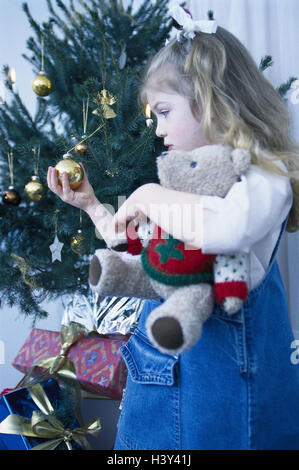 Les filles, Noël, Décorations de Noël à l'intérieur, à la maison, enfant, garnitures, arbre de Noël, décore, examiner, à Teddy, ours, regardez Banque D'Images