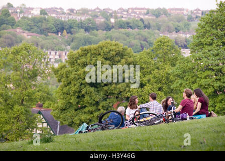 Sheffield, Royaume-Uni 03 Mai 2014 : Groupe de jeunes offrent une vue imprenable sur la ville, le 03 mai à Meersbrook Park, Sheffield, Royaume-Uni Banque D'Images