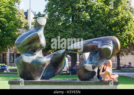 Germany, Bavaria, Munich, l'Ancienne Pinacothèque (Musée Alte Pinakothek), Henry Moore et Girl sur smartphone Banque D'Images