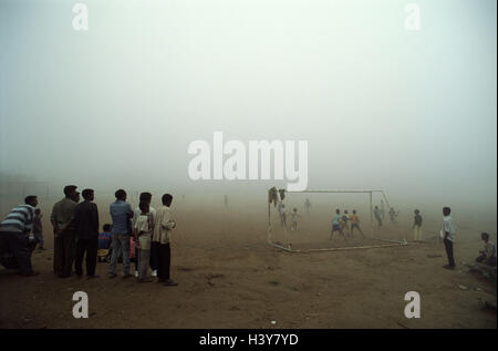 L'Érythrée, highland, Ghinda, enfants, match de football, Haze, Afrique, Amérique du Sud, république, Nordostafrika, pays montagneux, Ginda, loisir, sport, passe-temps, jeu, jeu de balle, terrain, terrain de football, peu abondantes, en deux volets, la pioche, poussiéreux, les sections locales, Érythrée Banque D'Images